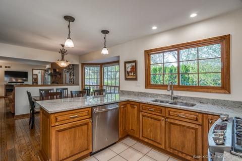 883 Dorset Dr, Wheaton, IL 60189 photo 6