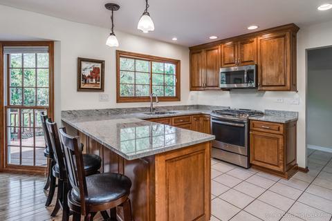883 Dorset Dr, Wheaton, IL 60189 photo 4