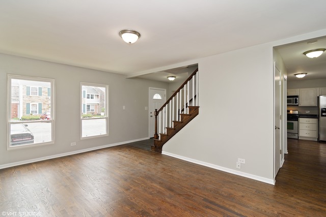 2078 Danbury Pl, Hoffman Estates, IL 60169 photo 2