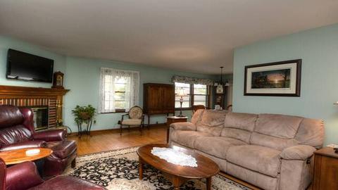 8 Sunset Ln, Algonquin, IL 60102 photo 2