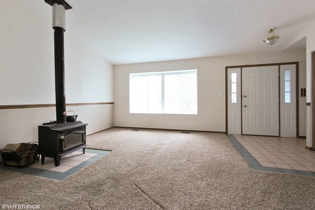 1159 Concord Dr, Elgin, IL 60120 photo 2