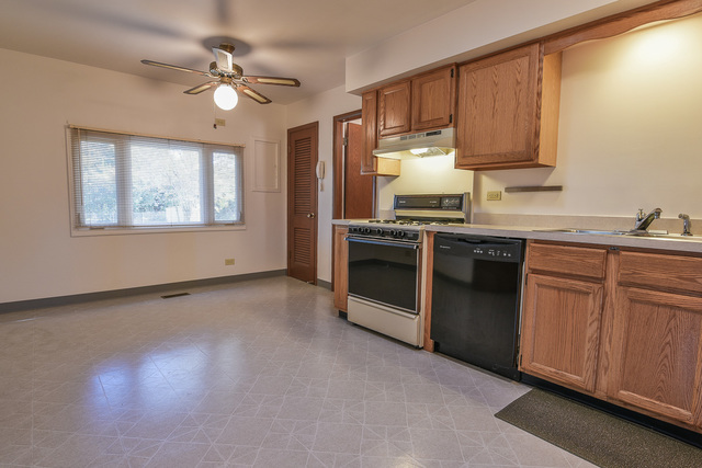 1195 Ash Rd, Hoffman Estates, IL 60169 photo 9