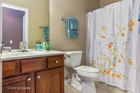 2876 Edgewater Dr, Elgin, IL 60124 photo 9