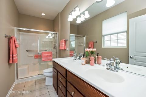 2876 Edgewater Dr, Elgin, IL 60124 photo 7