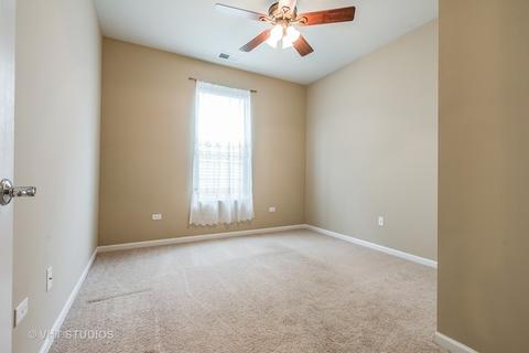 2876 Edgewater Dr, Elgin, IL 60124 photo 8