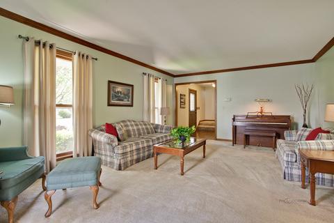 1450 Gaslight Dr, Algonquin, IL 60102 photo 2