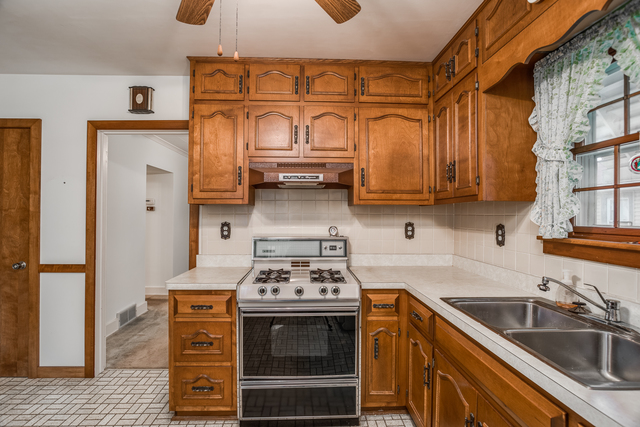 1035 Pearl St, Aurora, IL 60505 photo 4