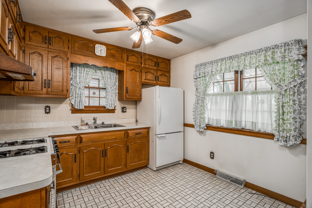 1035 Pearl St, Aurora, IL 60505 photo 3