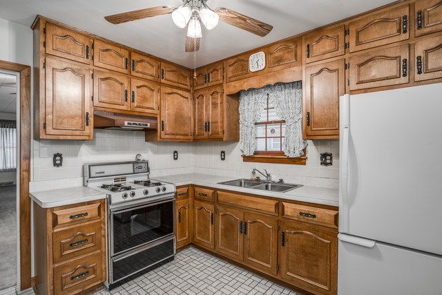 1035 Pearl St, Aurora, IL 60505 photo 2