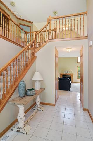 6816 Caitlin Ct, Willowbrook, IL 60527 photo 2