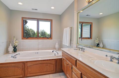 6816 Caitlin Ct, Willowbrook, IL 60527 photo 15