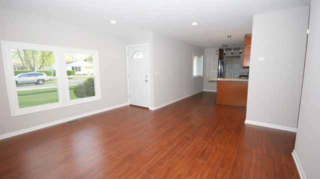 748 S Wayne Pl, Wheeling, IL 60090 photo 2