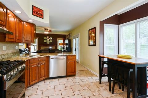 1677 Apache Dr, Naperville, IL 60563 photo 4
