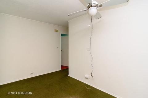 692 Sandra Ln, Wheeling, IL 60090 photo 4