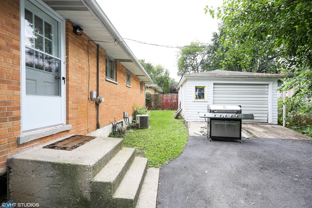 406 Village Rd, Willowbrook, IL 60527 photo 10