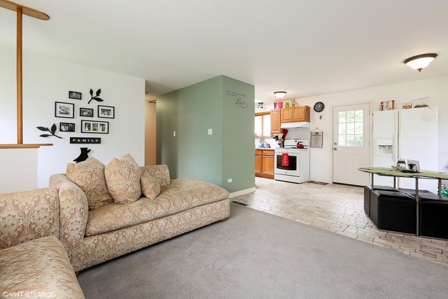 406 Village Rd, Willowbrook, IL 60527 photo 3