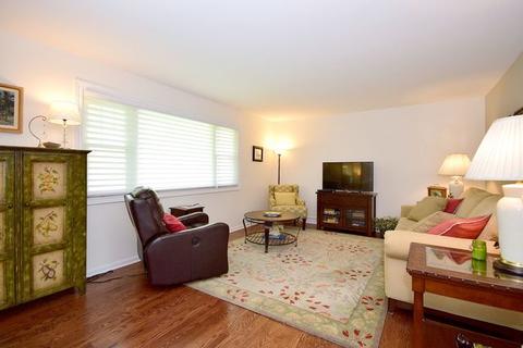 711 Marshall Dr, Des Plaines, IL 60016 photo 4