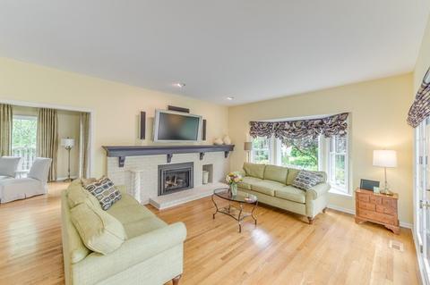 2085 Gladstone Dr, Wheaton, IL 60189 photo 9