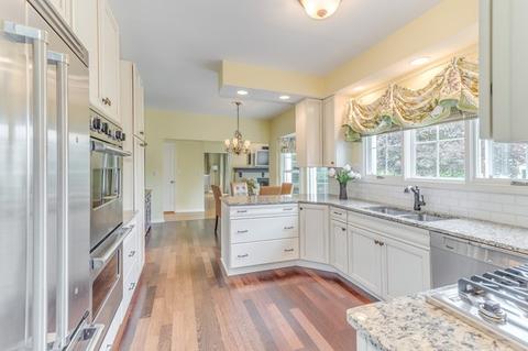 2085 Gladstone Dr, Wheaton, IL 60189 photo 6