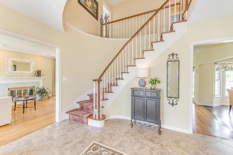 2085 Gladstone Dr, Wheaton, IL 60189 photo 2