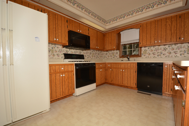 516 E Walnut St E, Peotone, IL 60468 photo 3