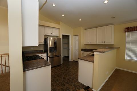 1040 Larkspur Ct, Pingree Grove, IL 60140 photo 2