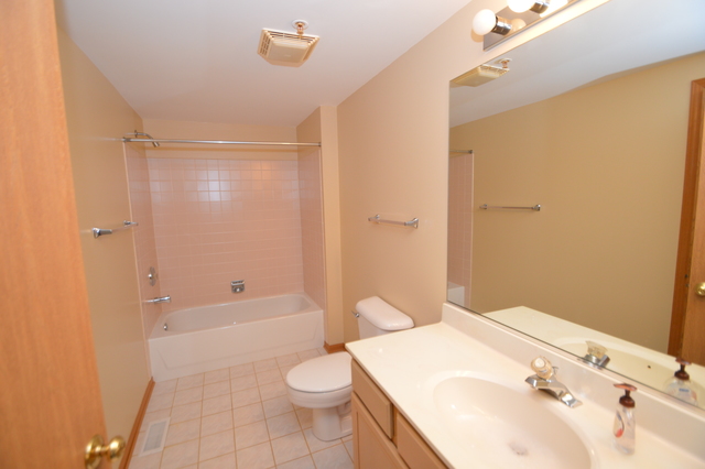 690 Mill Cir #105, Wheeling, IL 60090 photo 11