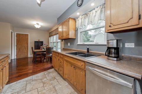 2104 Glencoe St, Wheaton, IL 60187 photo 9