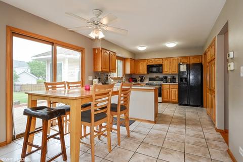 2480 Hayloft Ln, Elgin, IL 60124 photo 4