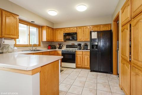 2480 Hayloft Ln, Elgin, IL 60124 photo 3