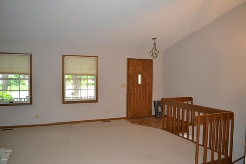 732 Alice Pl, Elgin, IL 60123 photo 2