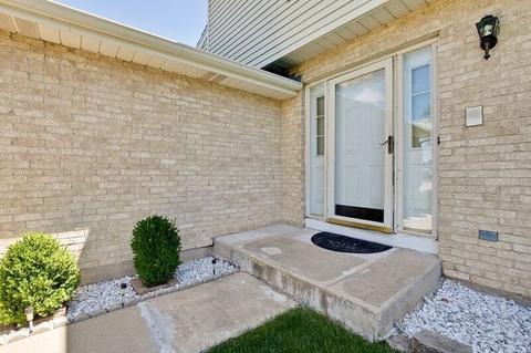 548 Valleyview Dr, Bartlett, IL 60103 photo 3