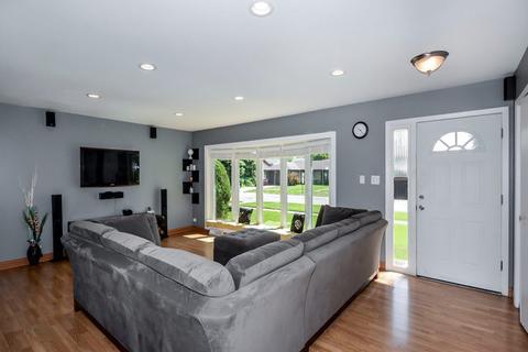 1586 Marshall Dr, Des Plaines, IL 60018 photo 2