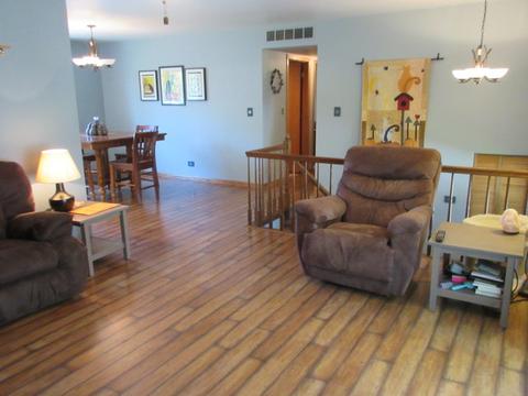 835 Hunter Dr, Roselle, IL 60172 photo 2