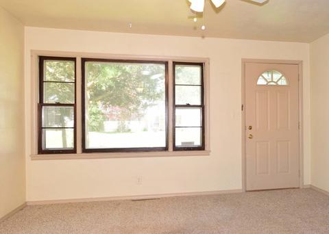 9 Hedge Ct, Champaign, IL 61821 photo 2