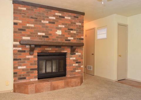 9 Hedge Ct, Champaign, IL 61821 photo 3
