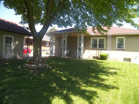 416 8th St, Peru, IL 61354 photo 2