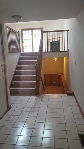 917 Ascot Dr, Elgin, IL 60123 photo 2