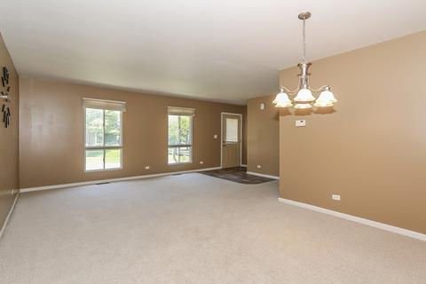 310 Royce Ln, Roselle, IL 60172 photo 3