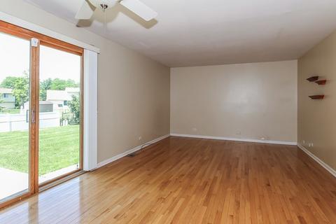 310 Royce Ln, Roselle, IL 60172 photo 4