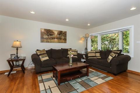 225 Princeton St, Hoffman Estates, IL 60169 photo 2