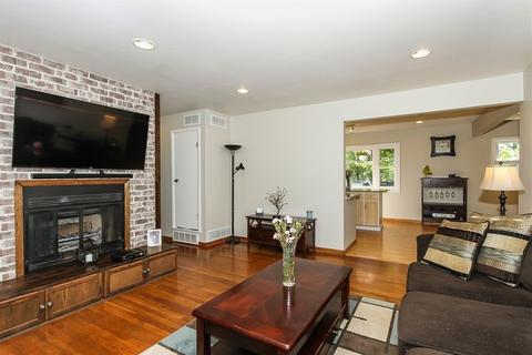 225 Princeton St, Hoffman Estates, IL 60169 photo 4