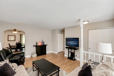 720 Olive St, Hoffman Estates, IL 60169 photo 6