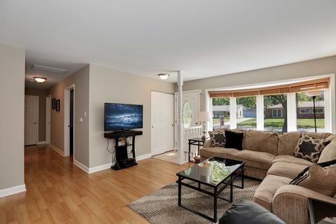 720 Olive St, Hoffman Estates, IL 60169 photo 4