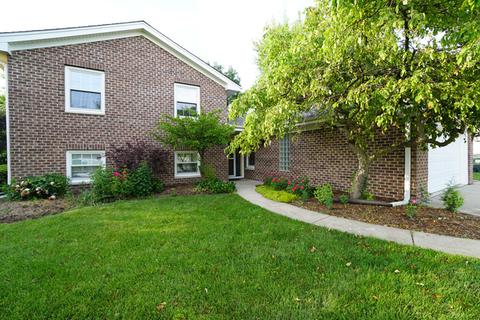 830 Hillcrest Blvd, Hoffman Estates, IL 60169 photo 2