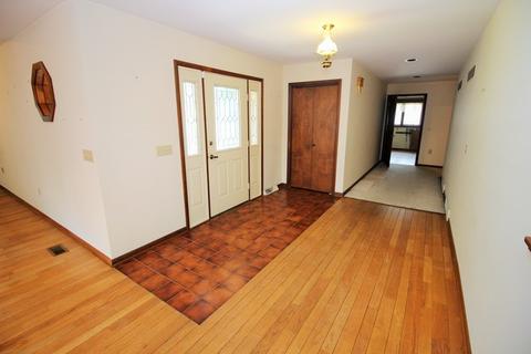 229 Aberdeen Rd, Cary, IL 60013 photo 2