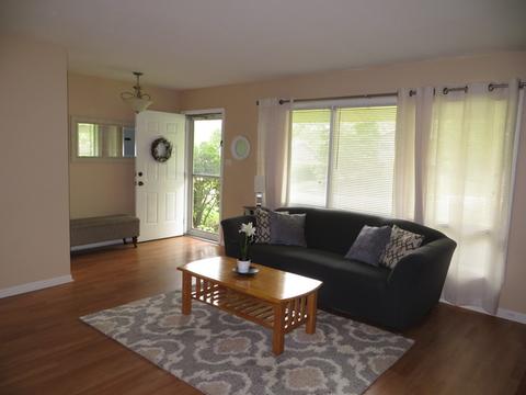 590 Edgemont Ln, Hoffman Estates, IL 60169 photo 2