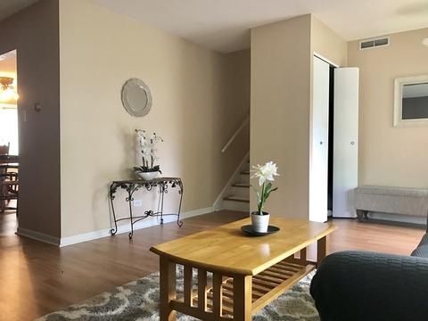 590 Edgemont Ln, Hoffman Estates, IL 60169 photo 3