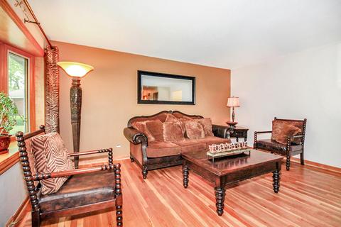 346 Pleasant St, Hoffman Estates, IL 60169 photo 3