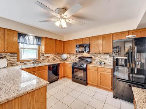 861 Bristol Dr, Algonquin, IL 60102 photo 2